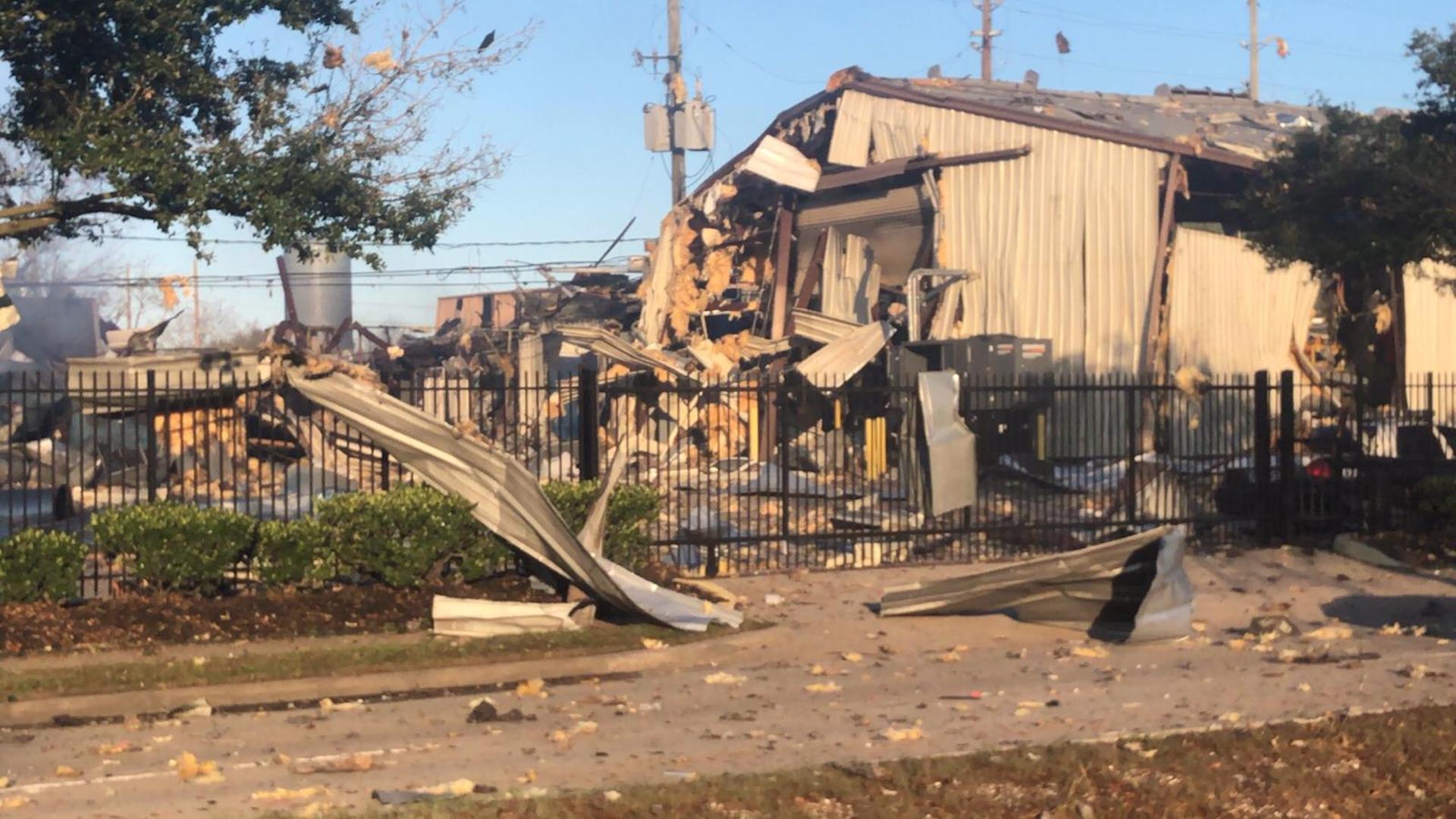 Explosión en planta industrial de Houston mata a dos personas y causa múltiples daños
