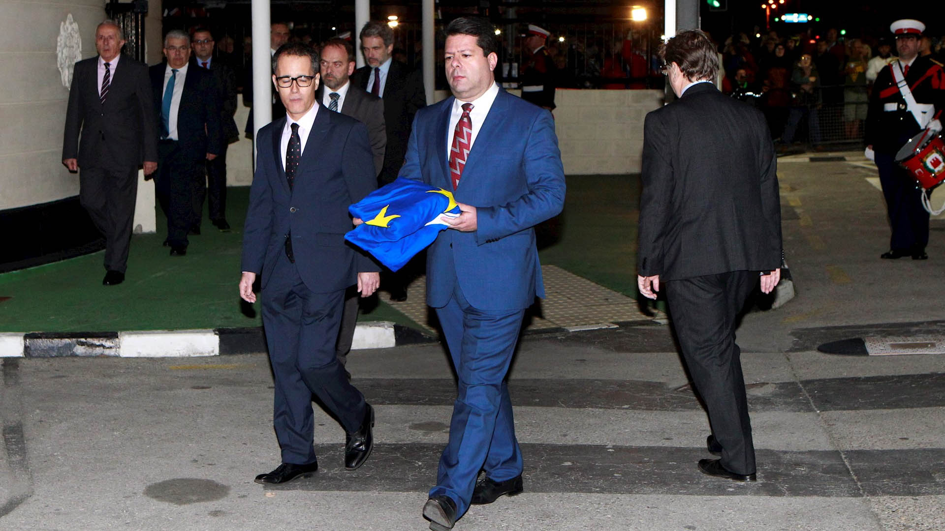 Gibraltar se despide de la UE con el retiro de la bandera europea - gibraltar-union-europea-bandera-ceremonia-2