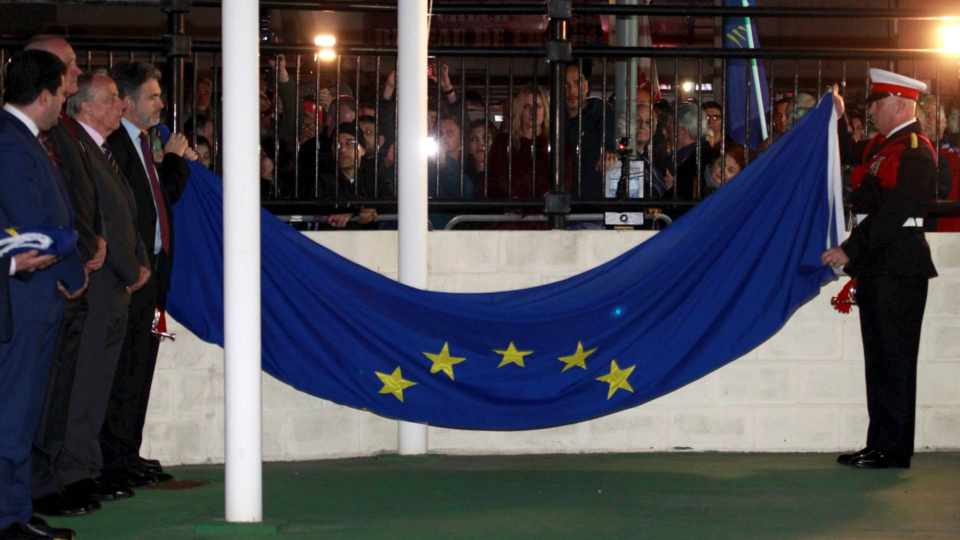 Gibraltar se despide de la UE con el retiro de la bandera europea