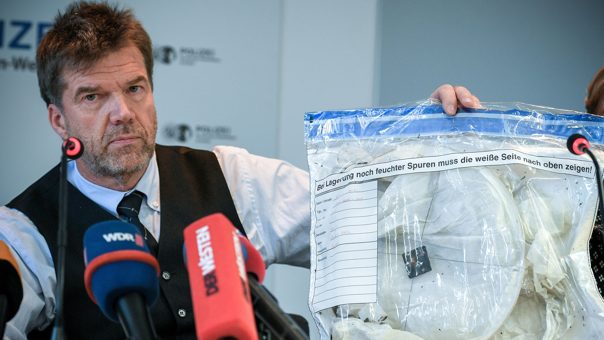 Mujeres se entregan a la Policía de Alemania por incendio en zoológico - globos-de-cantoya-que-pudieron-desatar-incendio-en-zoologico-de-krefeld-alemania