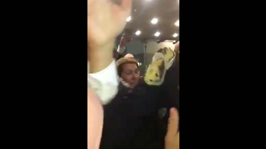 #Video Mujer lanza pastel a Guaidó afuera del Parlamento Europeo