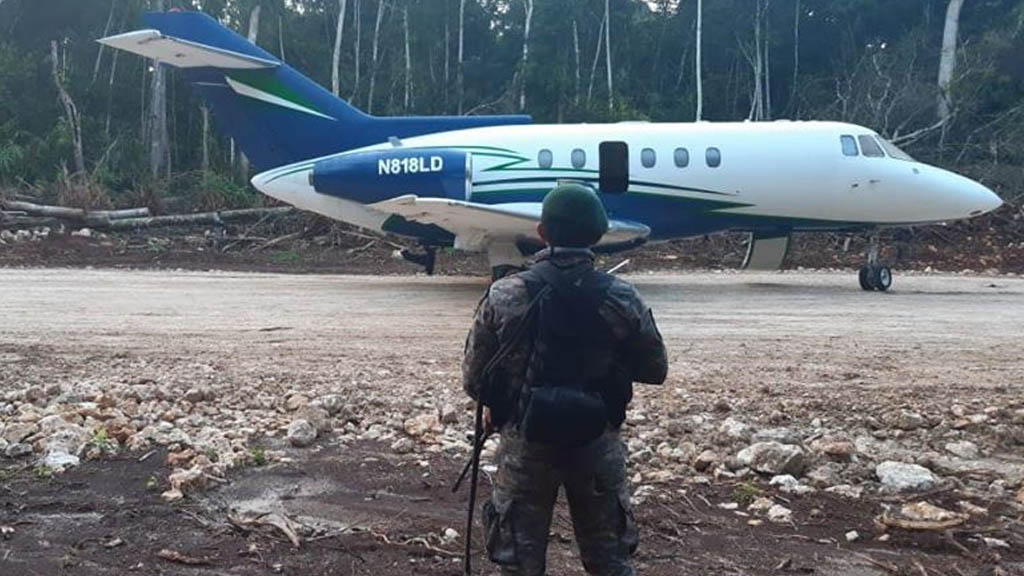 Aseguran avión y vehículos con armamento y droga en Guatemala