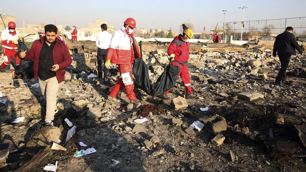 Encuentran cajas negras de avión accidentado en Irán