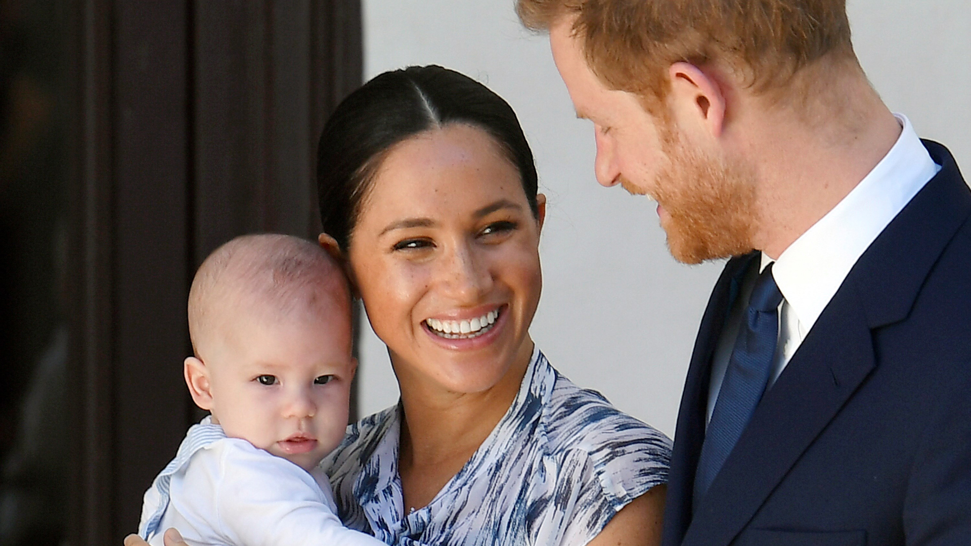 Revela Meghan Markle que sufrió aborto espontáneo durante pandemia - harry-y-meghan-con-su-bebe-archie