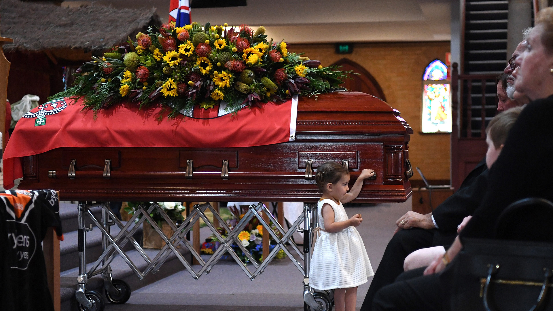 Se eleva a 26 el número de muertos por incendios en Australia - homenaje-de-cuerpo-presente-a-bombero-que-murio-en-extincion-de-incendio-en-australia