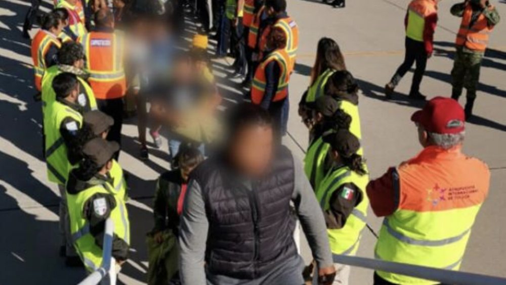 Deportan a 240 hondureños en dos aviones desde México