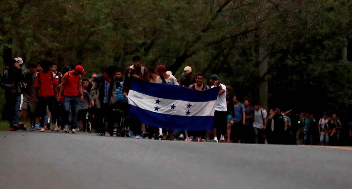 Caravana de migrantes hondureños cruza hacia Guatemala y va camino a México