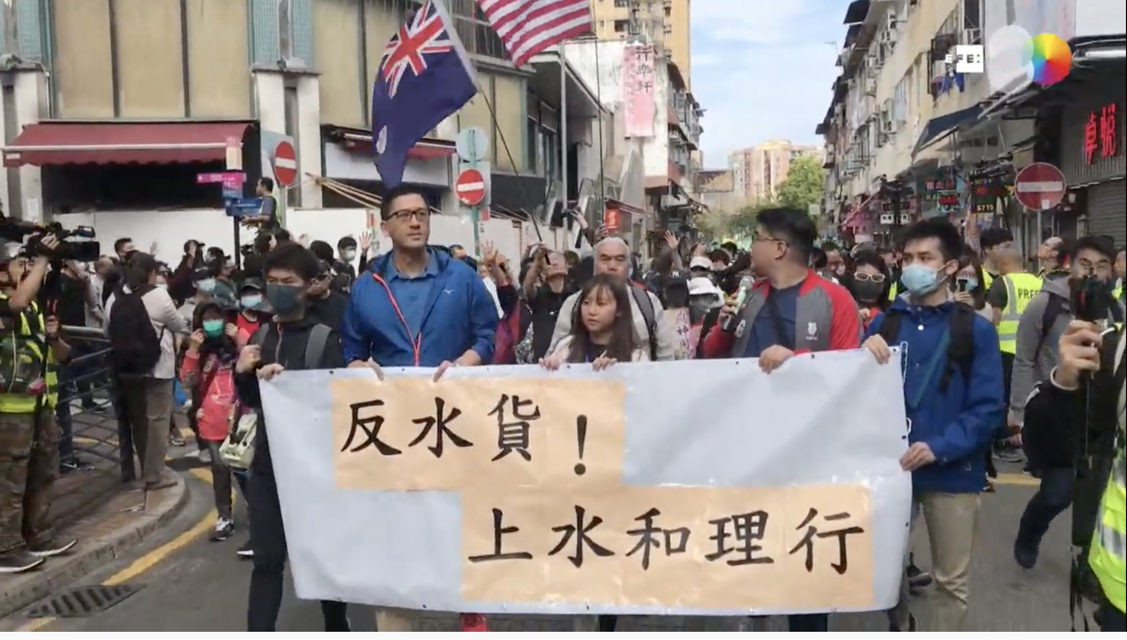 Miles de hongkoneses salen a la calle en protesta contra los comerciantes chinos