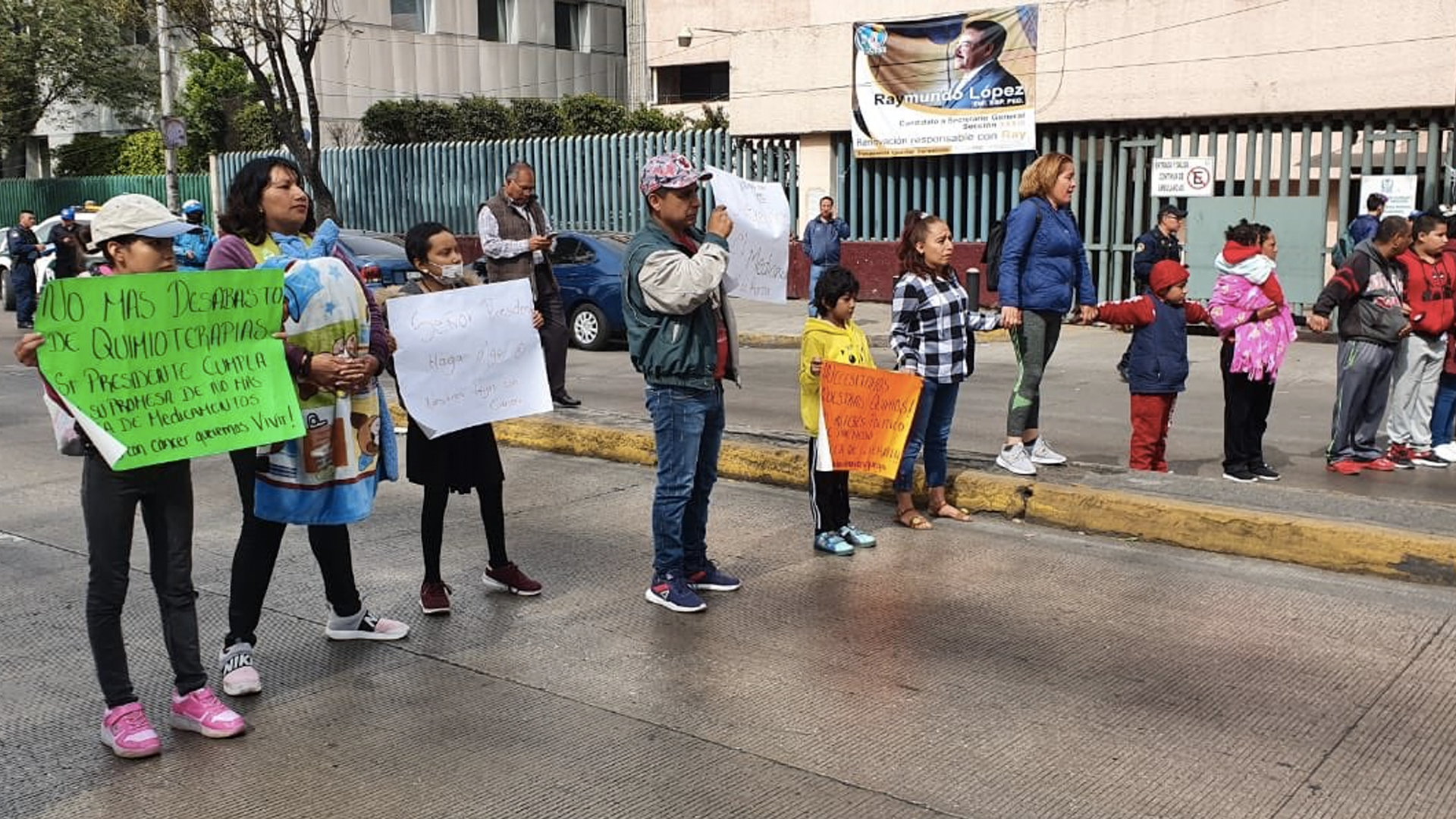 Padres de niños con cáncer protestan frente a La Raza; exigen abasto de medicamentos