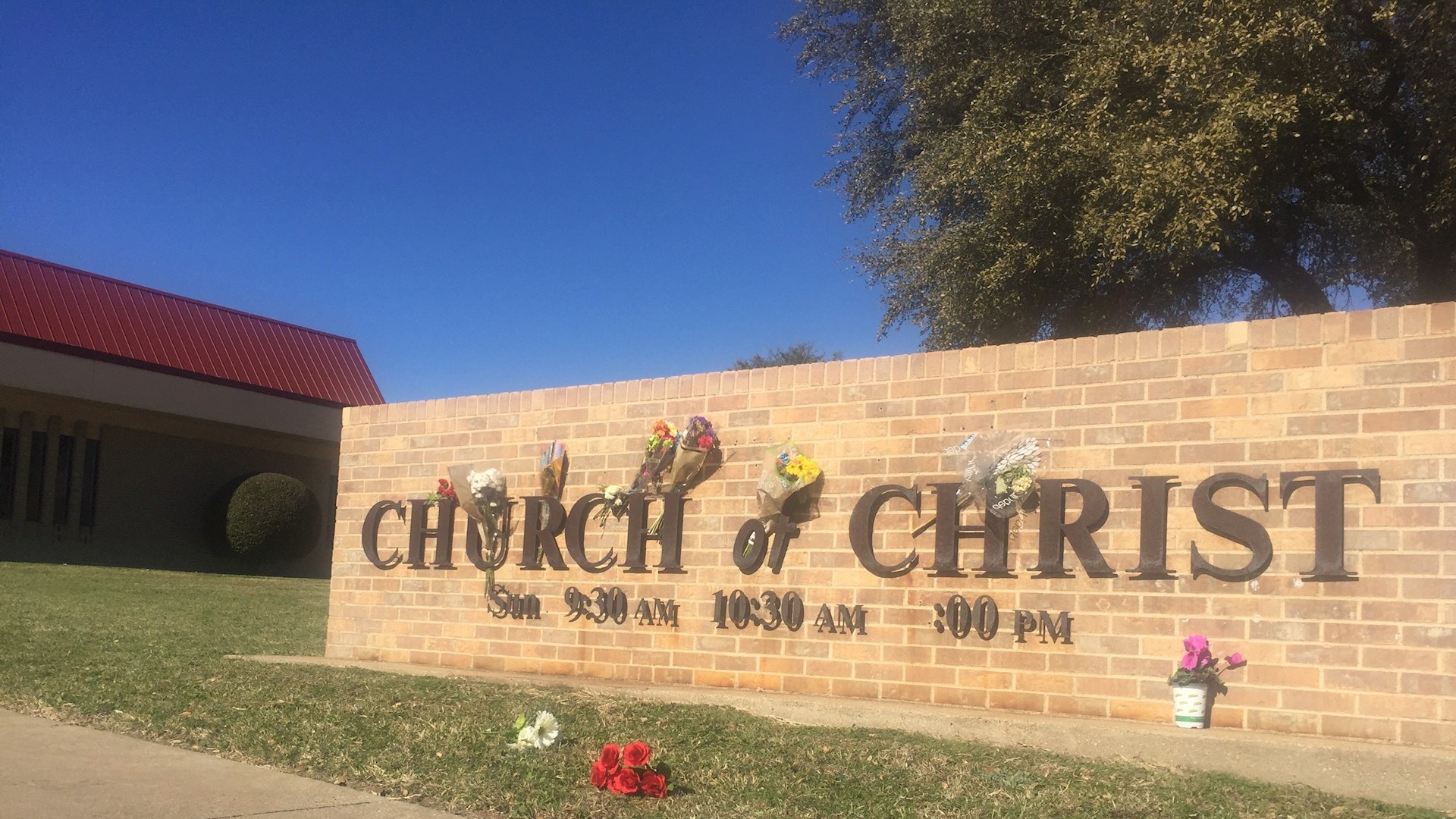 Feligreses acuden armados a la iglesia donde se produjo el tiroteo de Texas