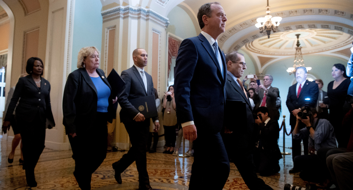 Fiscales leen en el Senado los cargos contra Trump para su juicio político