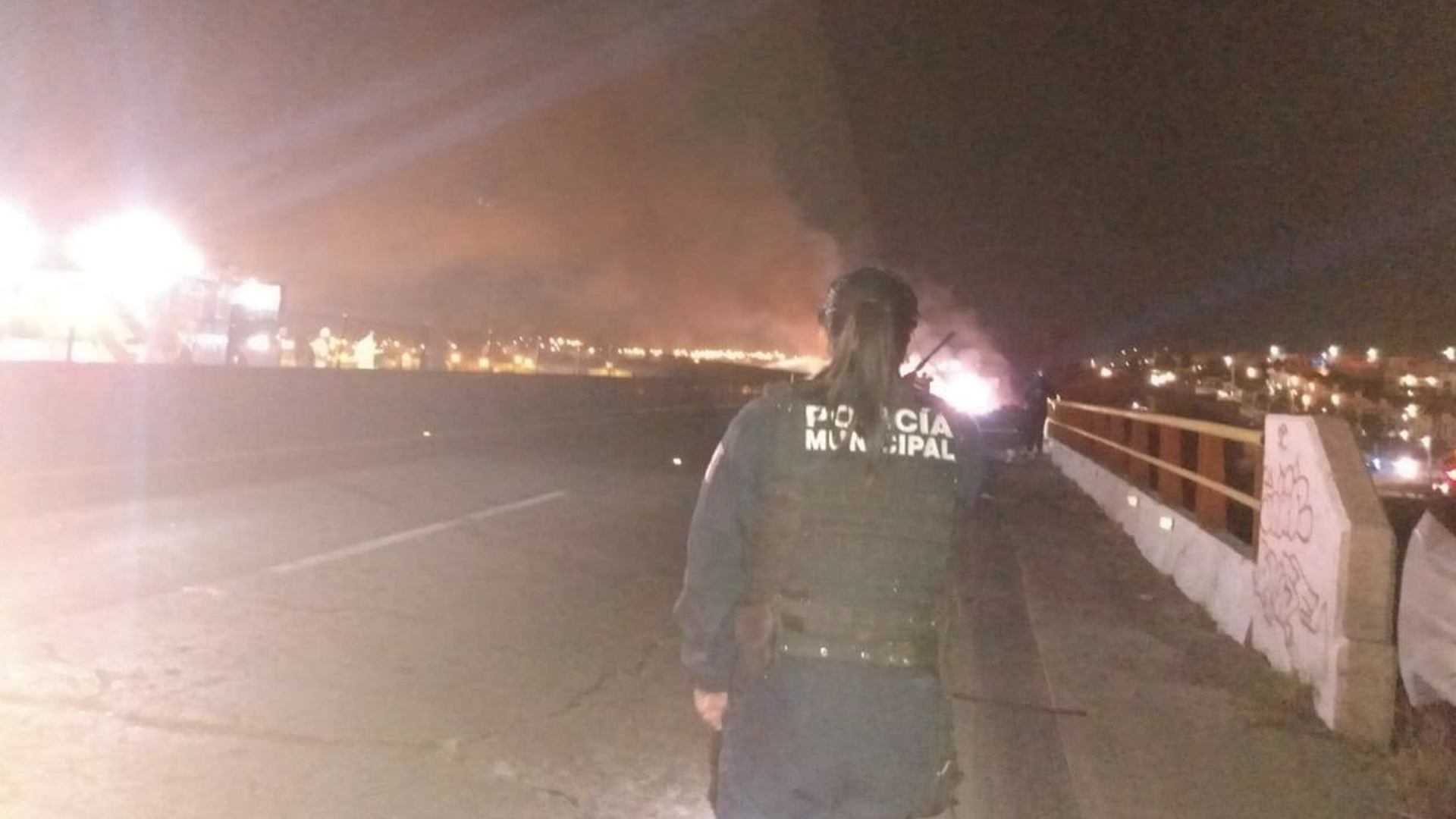 Incendio de tráiler provoca cierre de libramiento norponiente de Querétaro
