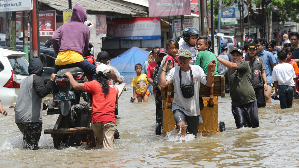 Indonesia eleva a 43 los muertos por las inundaciones en Yakarta