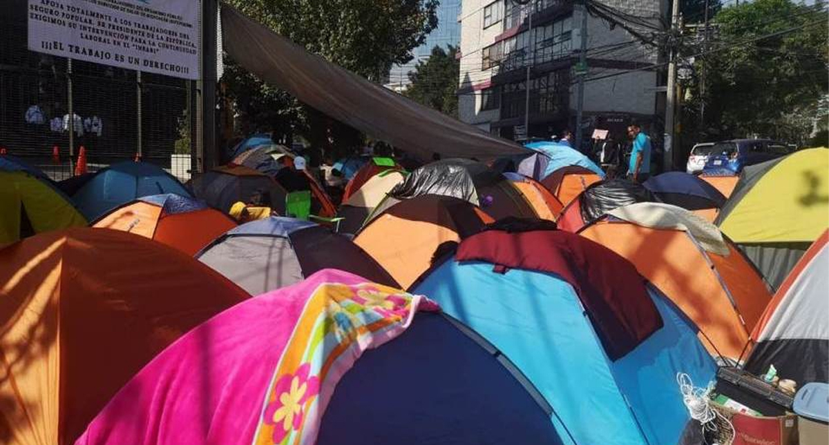 Trabajadores del Sector Salud realizan plantón afuera del Insabi