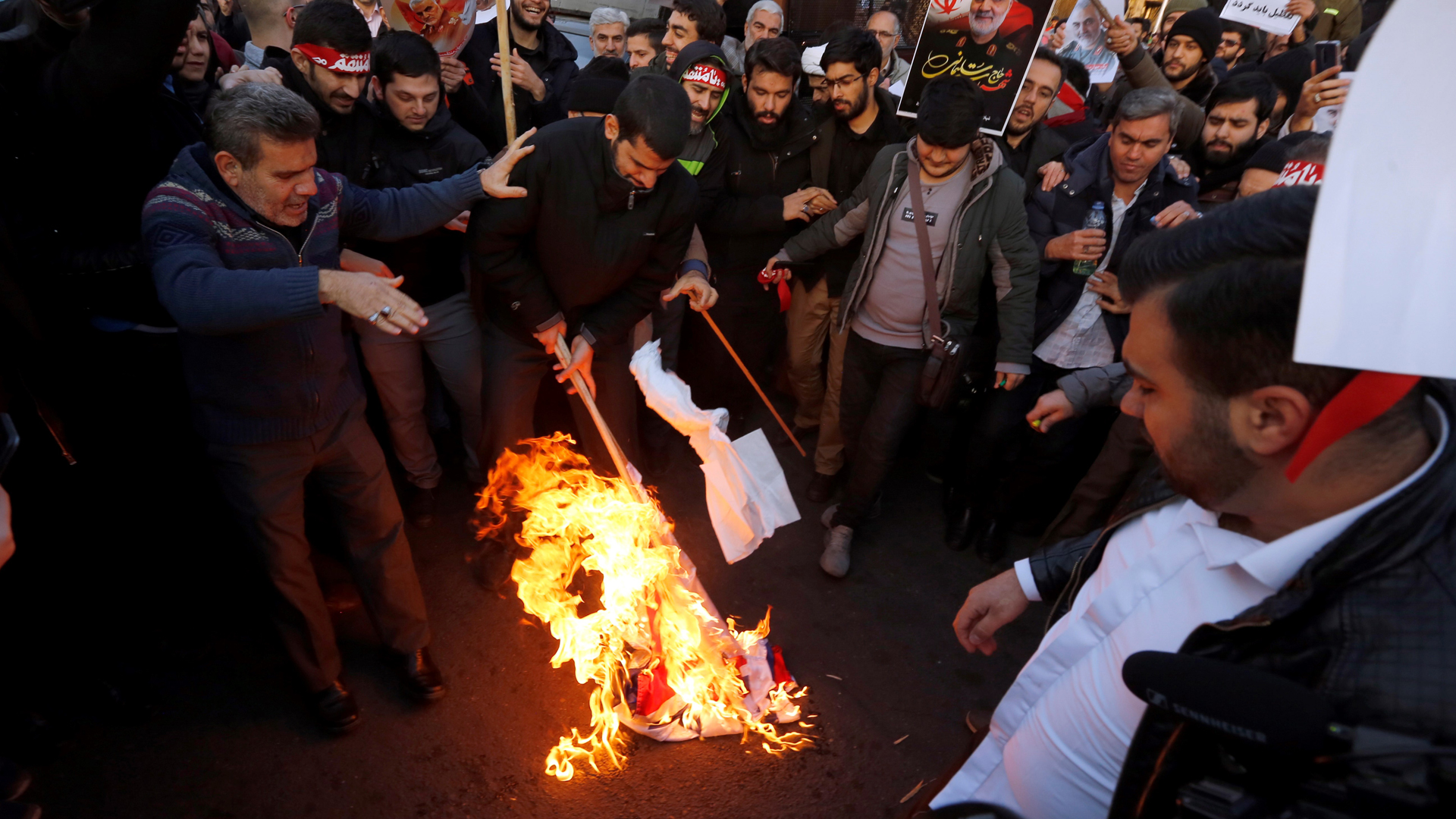 Irán convoca al embajador británico por su asistencia a protesta 'ilegal' - iranies-queman-banderas-britanicas