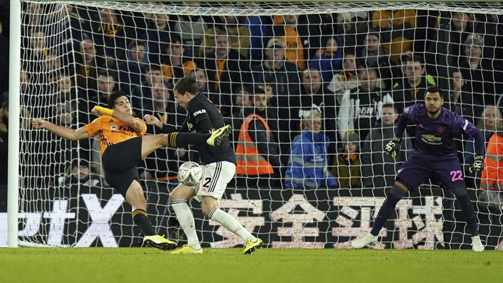 Jiménez cerca de marcar en empate de Wolves y Manchester United en FA Cup