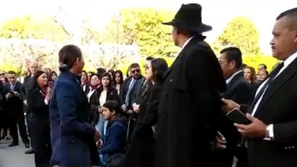 #Video Mujer grita a José Manuel Mireles y acompañante la abofetea