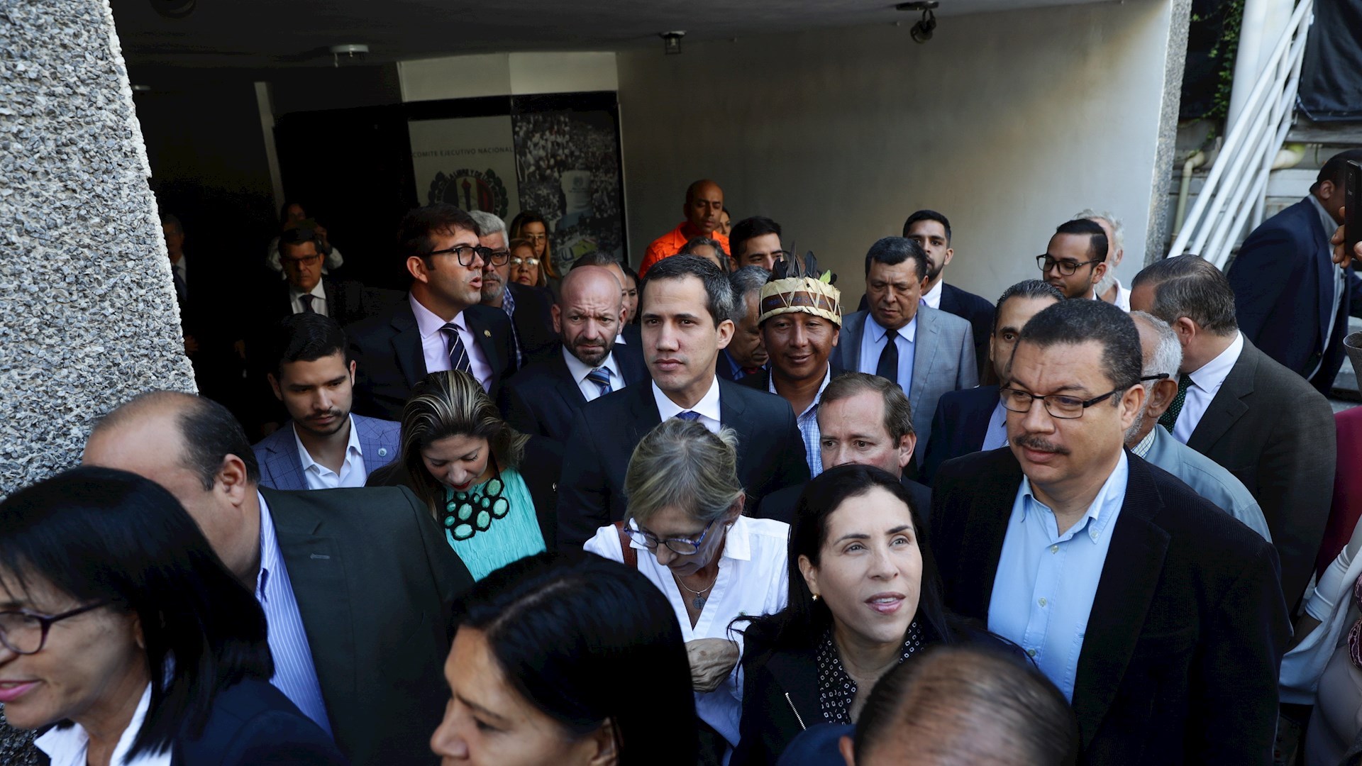 Guaidó y diputados opositores ingresan por la fuerza al Parlamento venezolano