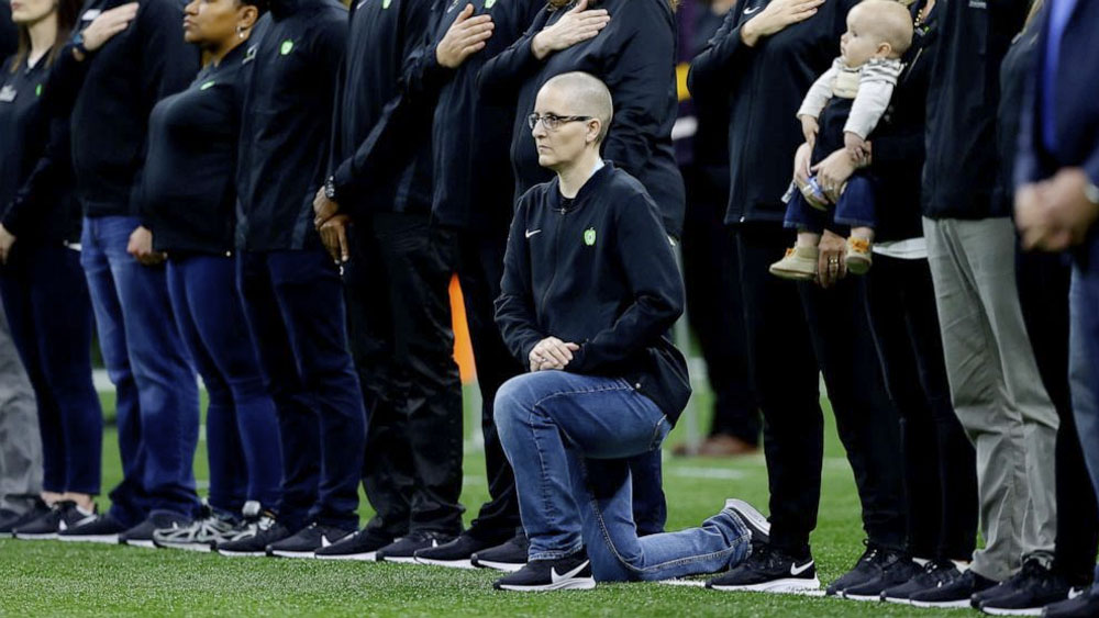 ‘Maestra del año’ se arrodilla durante himno de EE.UU. ante presencia de Trump