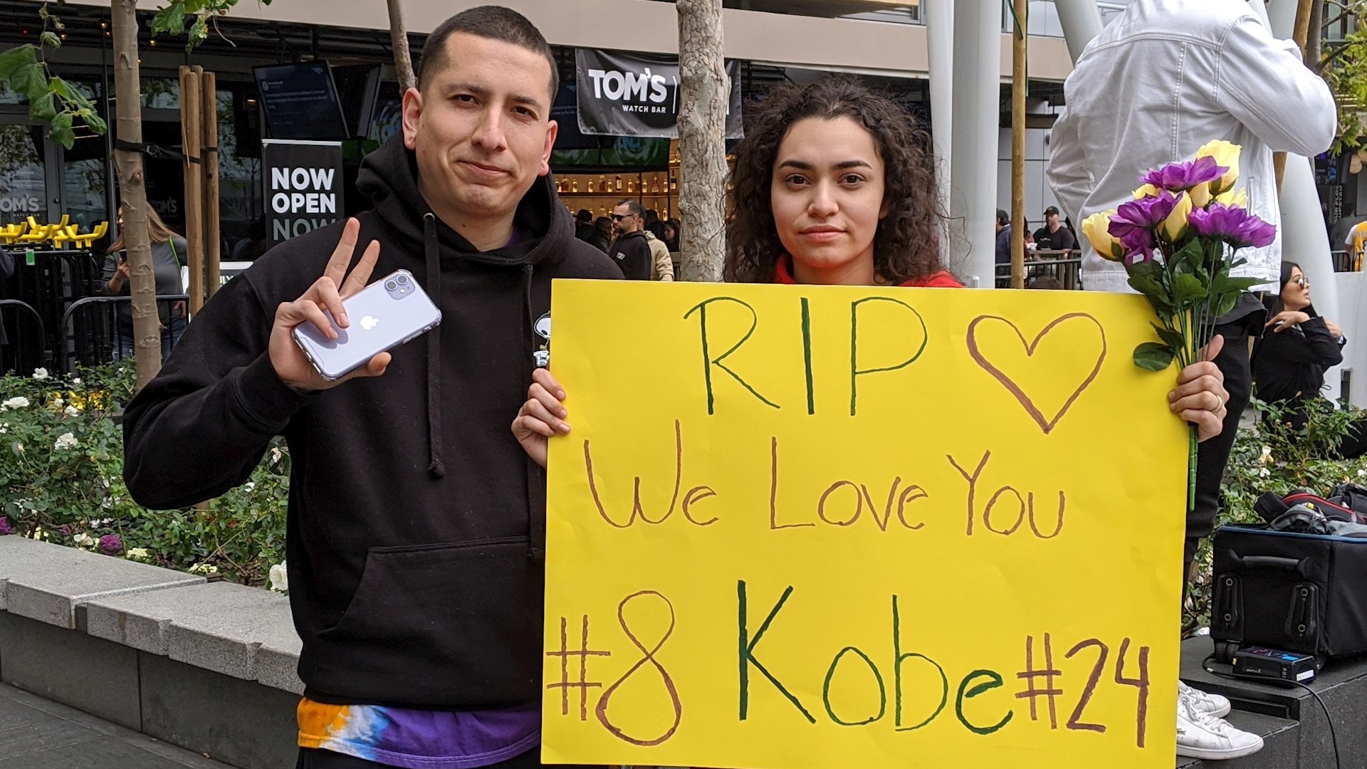 Rinden homenaje a Kobe Bryant afuera del Staples Center - kobe-bryant-nba-staples-2