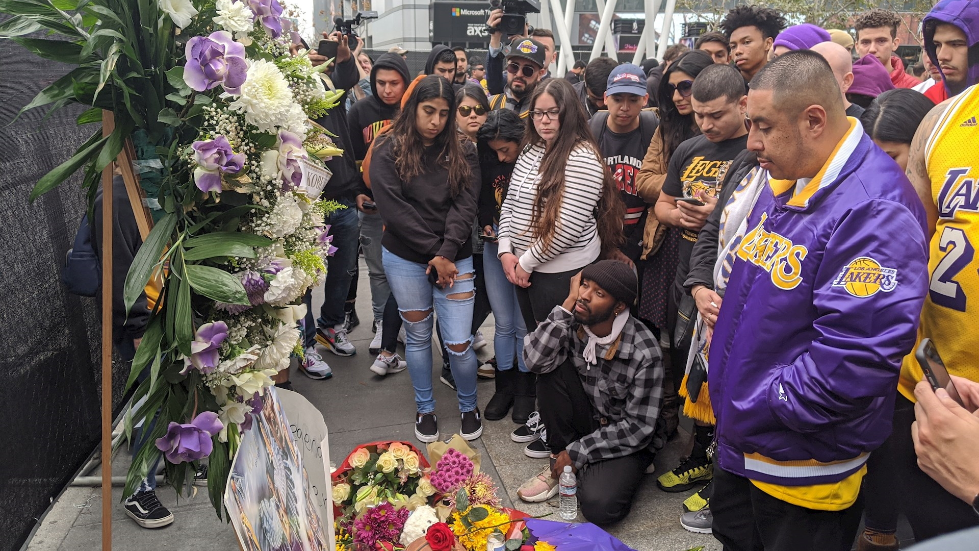 Rinden homenaje a Kobe Bryant afuera del Staples Center