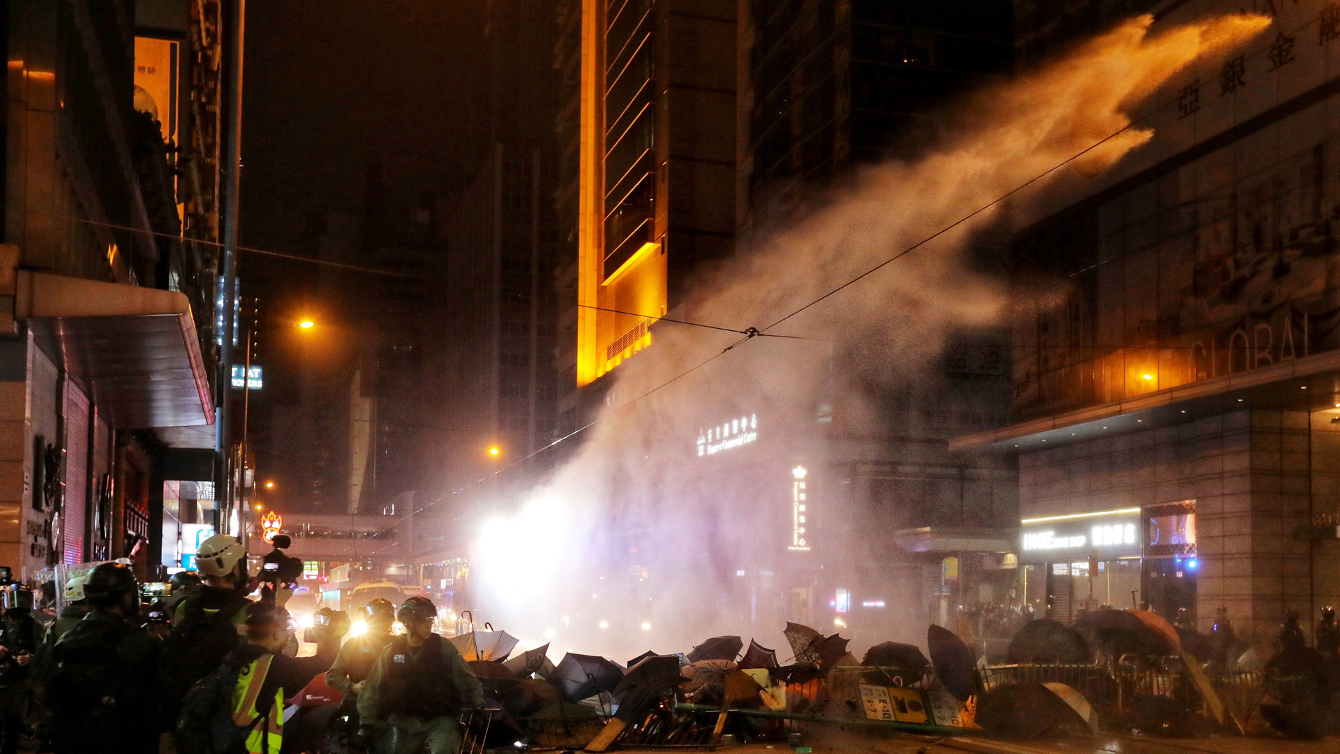 Hongkoneses vuelven a tomar las calles en Año Nuevo por protesta - la-policia-hongkonesa-lanzo-gas-lacrimogeno-y-pelotas-de-goma-contra-manifestantes
