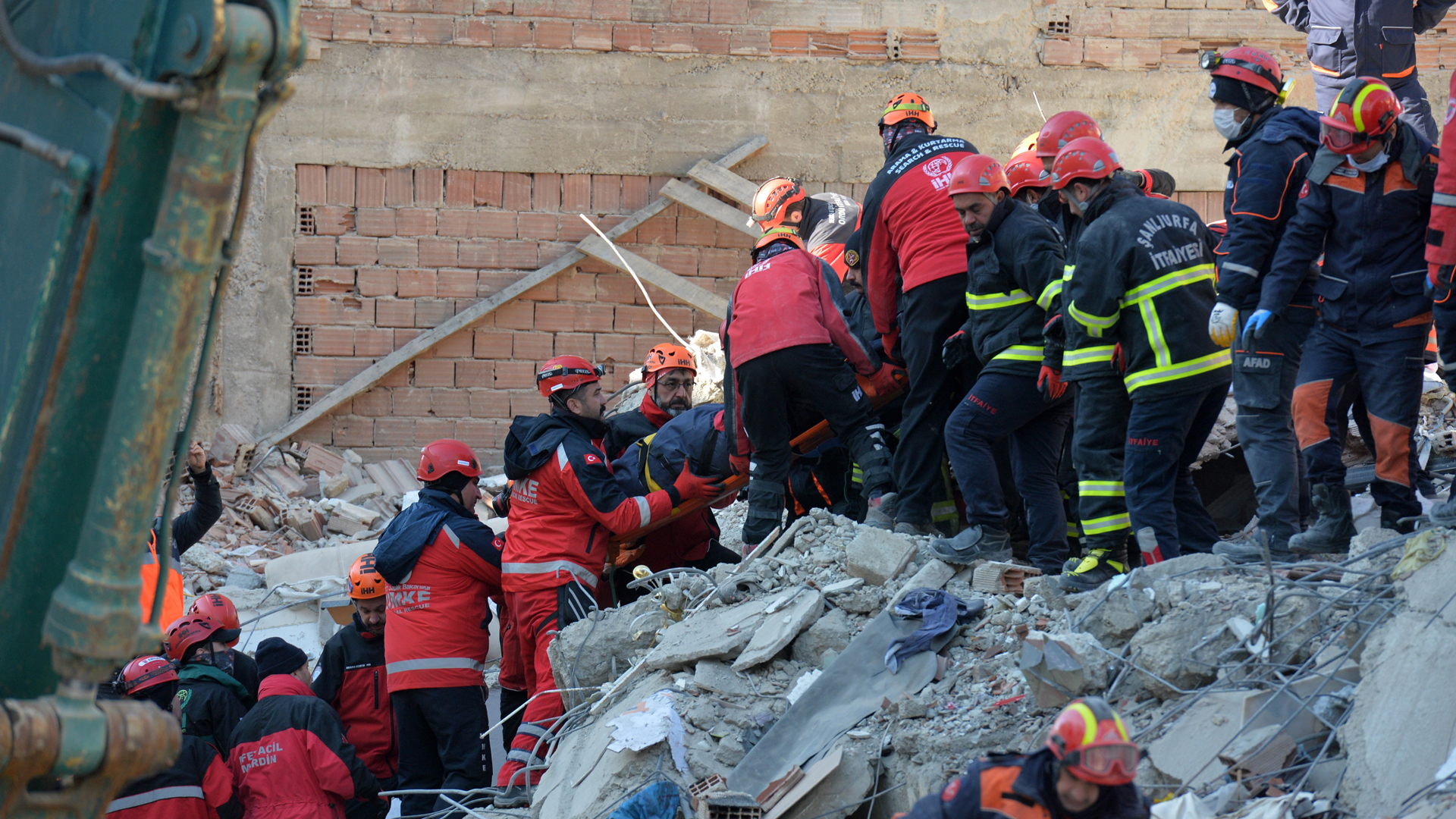 Aumenta a 35 número de muertos por temblor en Turquía