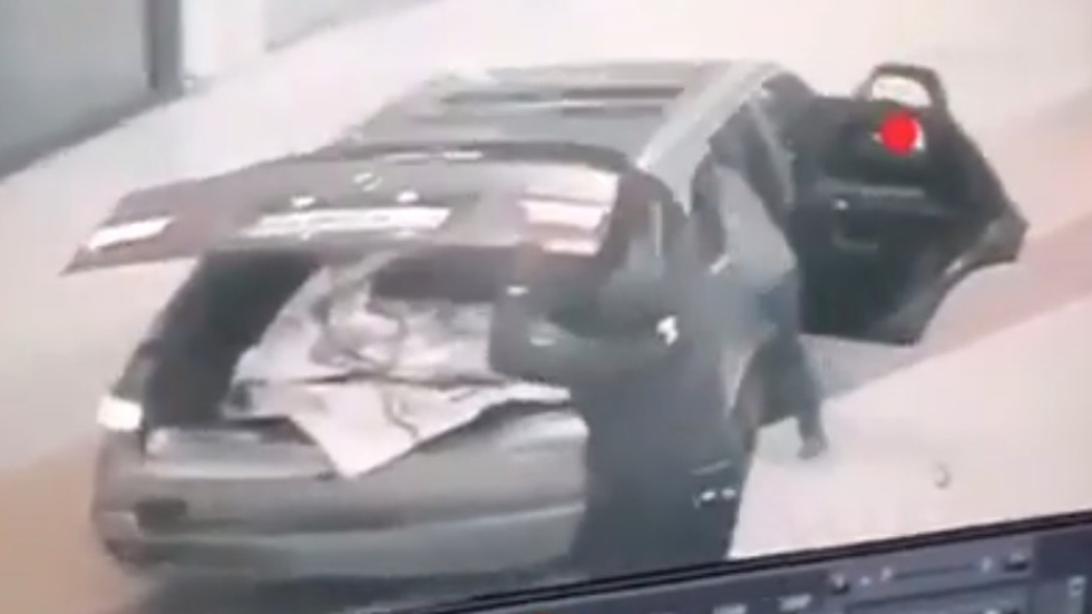 #Video Ladrones entran con auto a centro comercial para robar