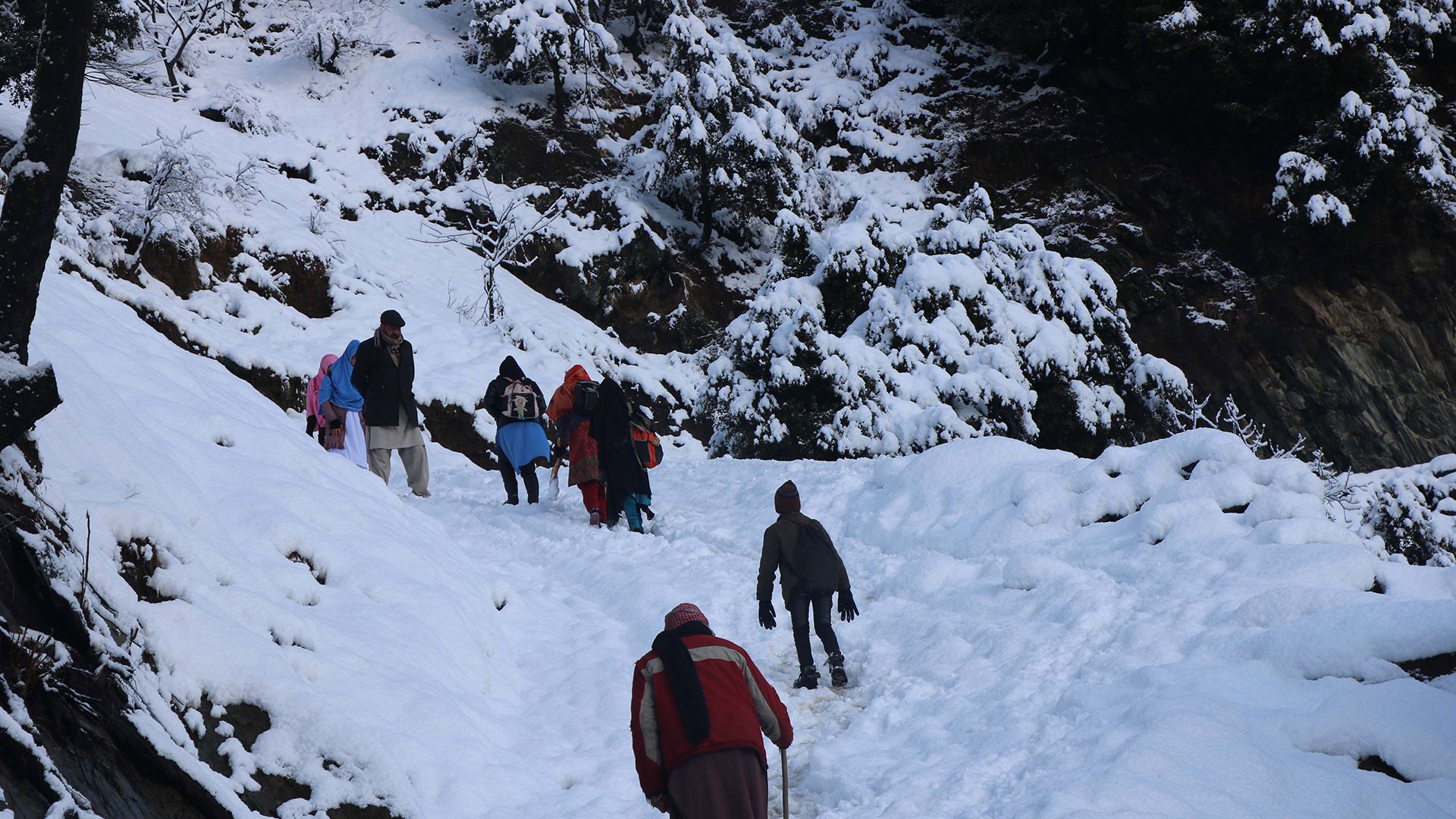 Avalanchas y nevadas en Cachemira dejan 71 muertos