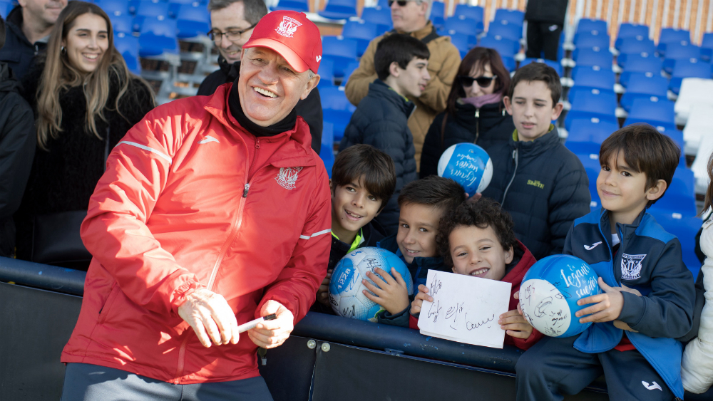 Leganés y ‘Vasco’ Aguirre dan obsequios a niños por Día de Reyes