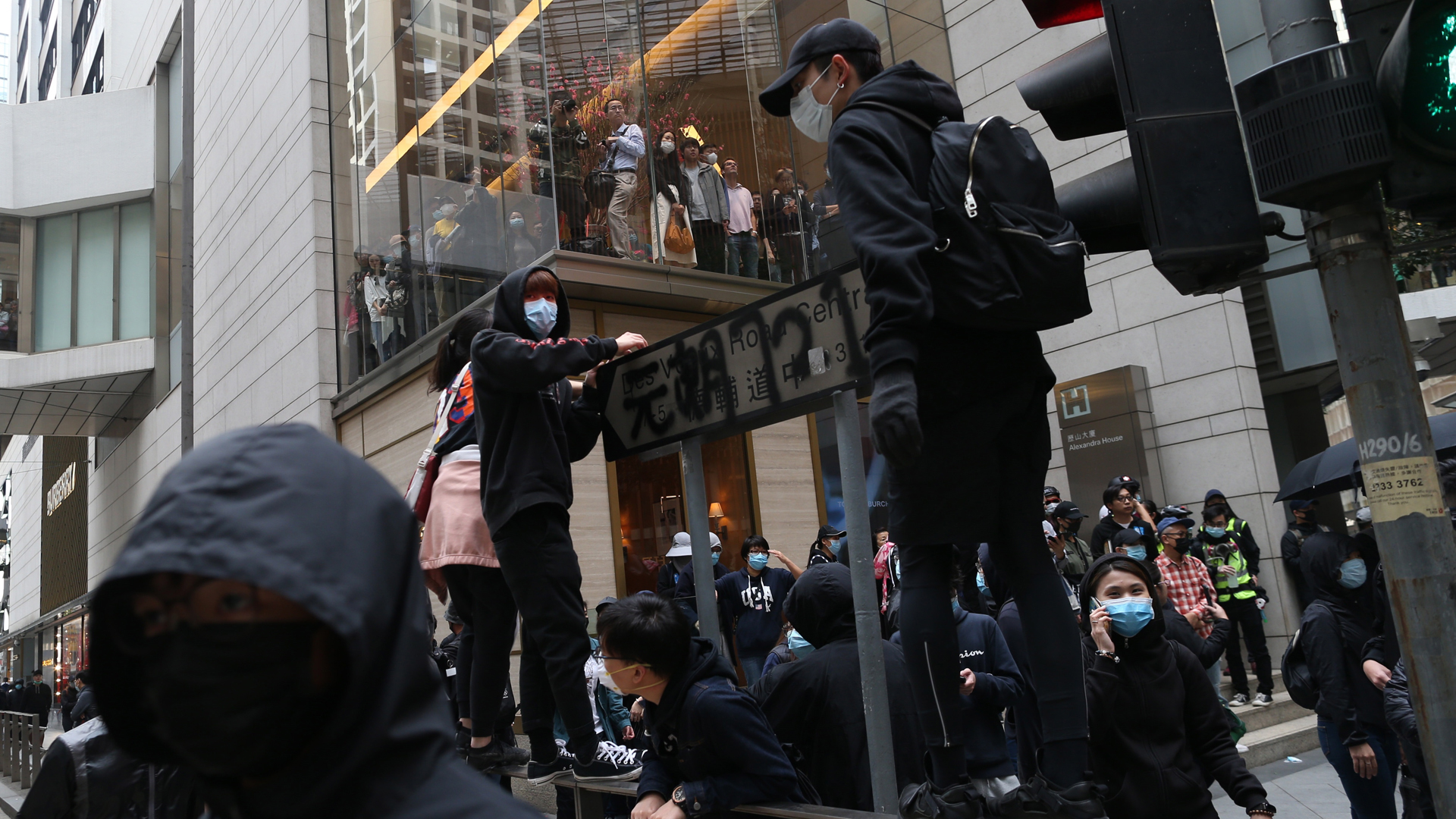 Regresa la tensión a Hong Kong por nueva manifestación - manifestantes-bloquearon-carreteras-y-causaron-destrozos-lo-que-derivo-en-enfrentamientos-con-la-policia-hongkonesa