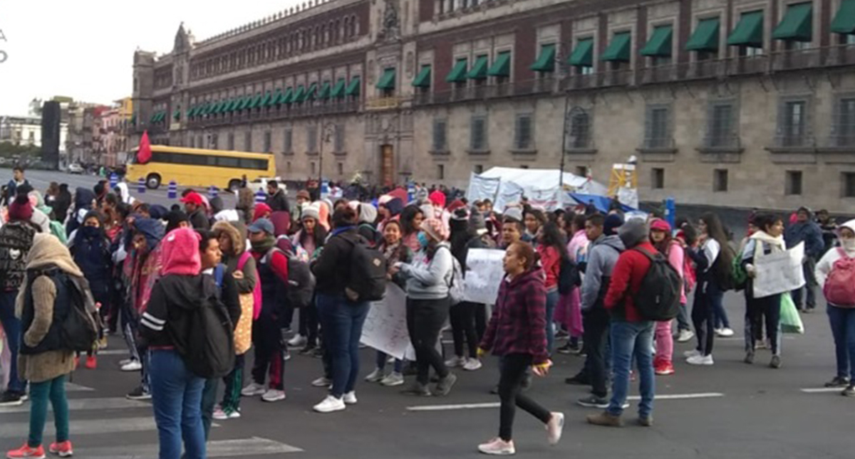 Manifestantes exigen liberación de presos políticos en Palacio Nacional