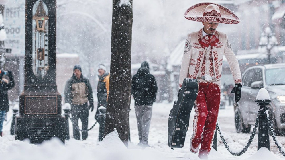 Se hace viral foto de mariachi caminando en la nieve