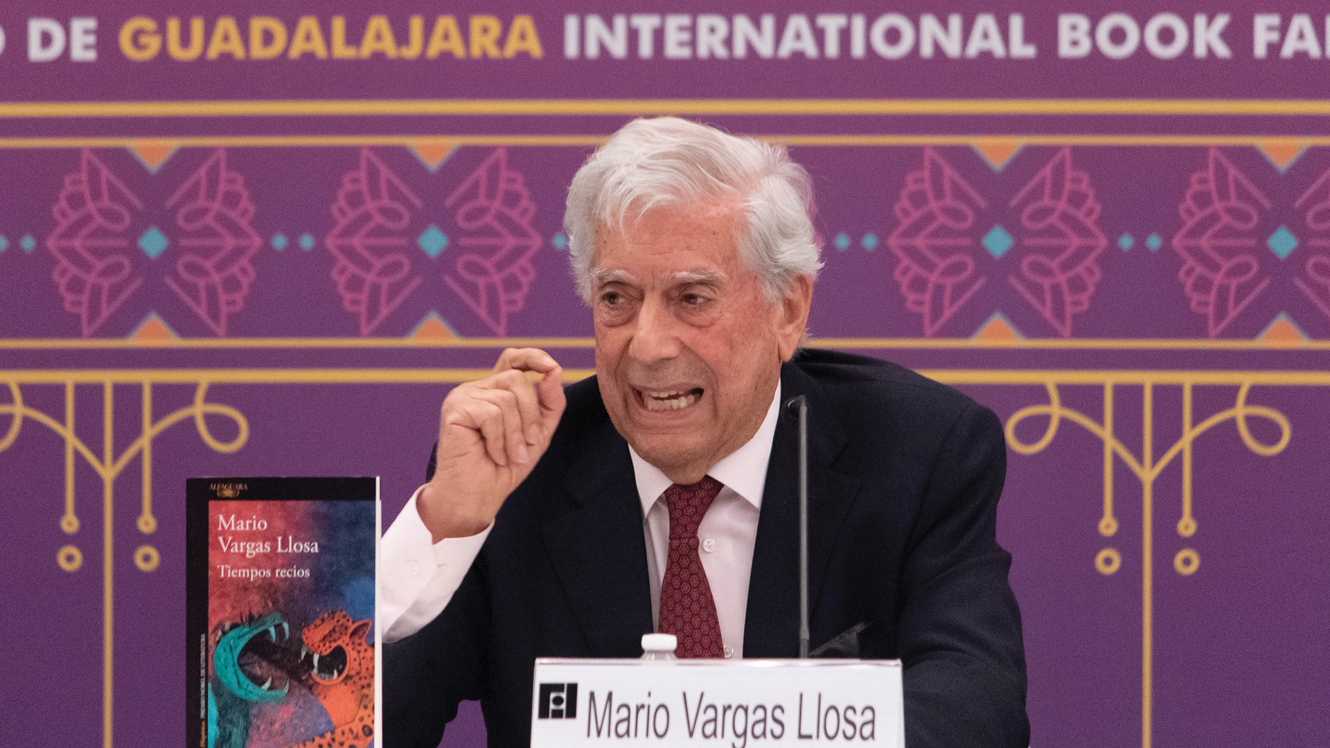‘Tiempos recios’ de Vargas Llosa obtiene premio al libro del año en España