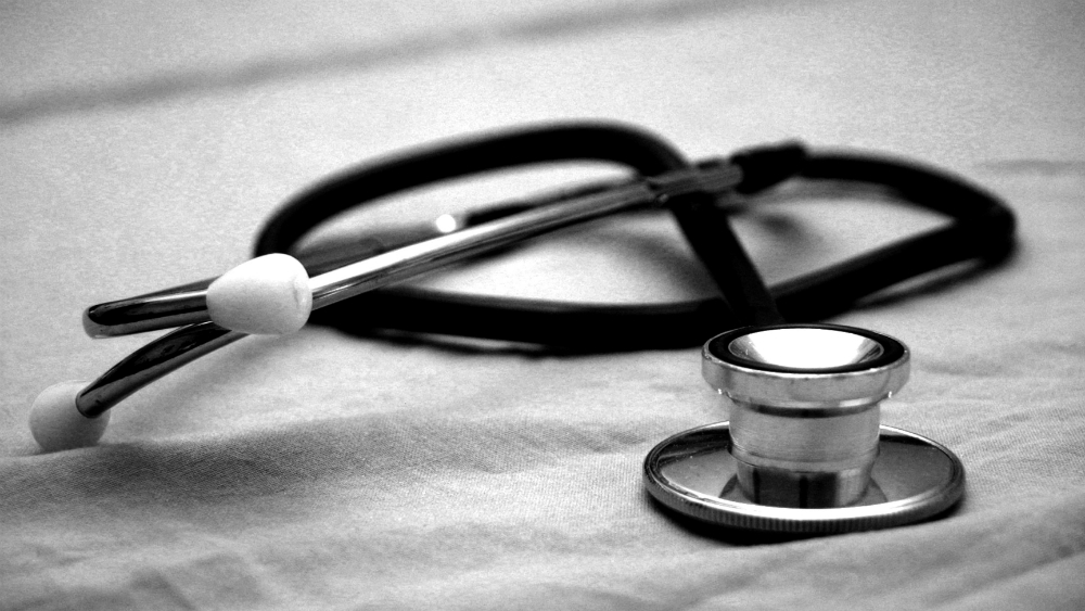 Muere médico que regresó del retiro para combatir el coronavirus