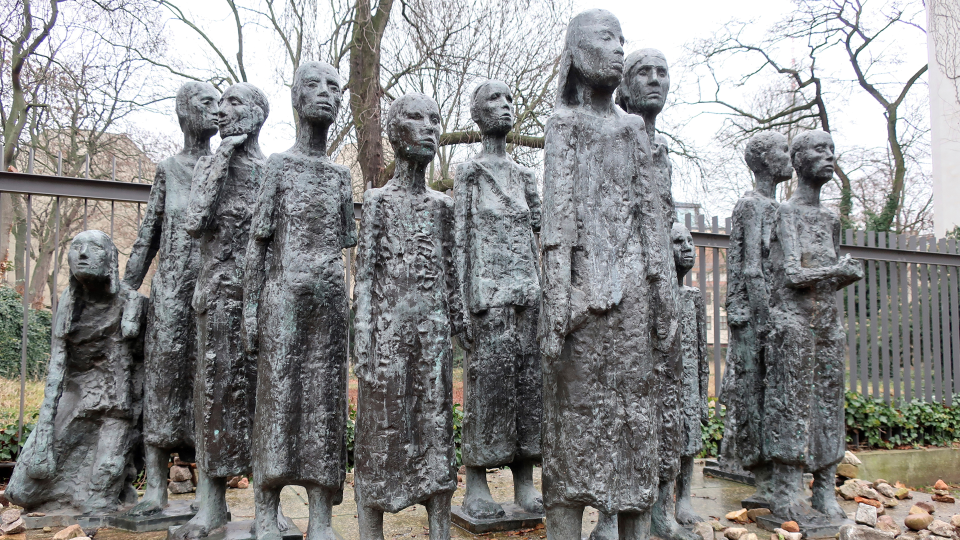 Sobrevivientes piden no olvidar lo sucedido en el Holocausto - memorial-en-el-cementerio-judio-en-grosser-hamburger-strasse-berlin-desde-donde-el-regimen-nazi-decidio-el-asesinato-de-millones-de-personas