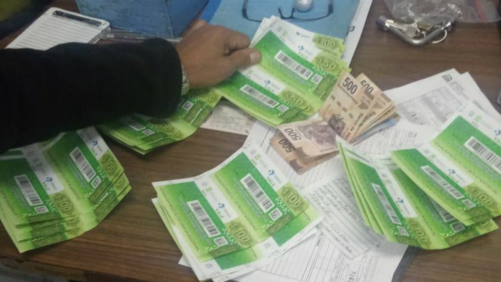 Usuario devuelve 10 mil pesos en Metro Chabacano