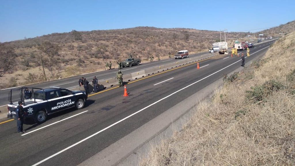 Aseguran vehículo con 3 mil litros de combustible ilícito en Michoacán