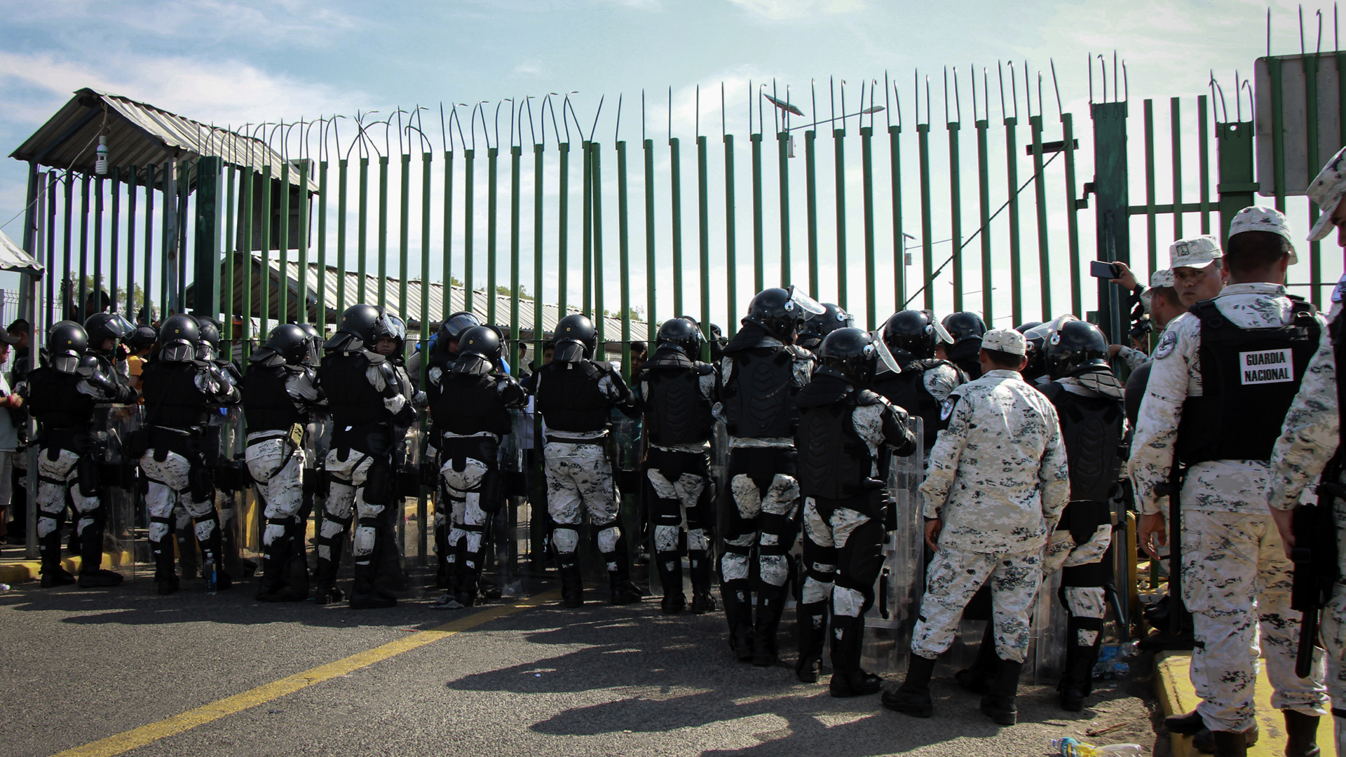 México utilizó recursos de fondo de ayuda a Centroamérica en contención de migrantes - miembros-de-la-guardia-nacional-al-resguardo-del-puente-internacional-rodolfo-robles-que-divide-a-mexico-con-guatemala