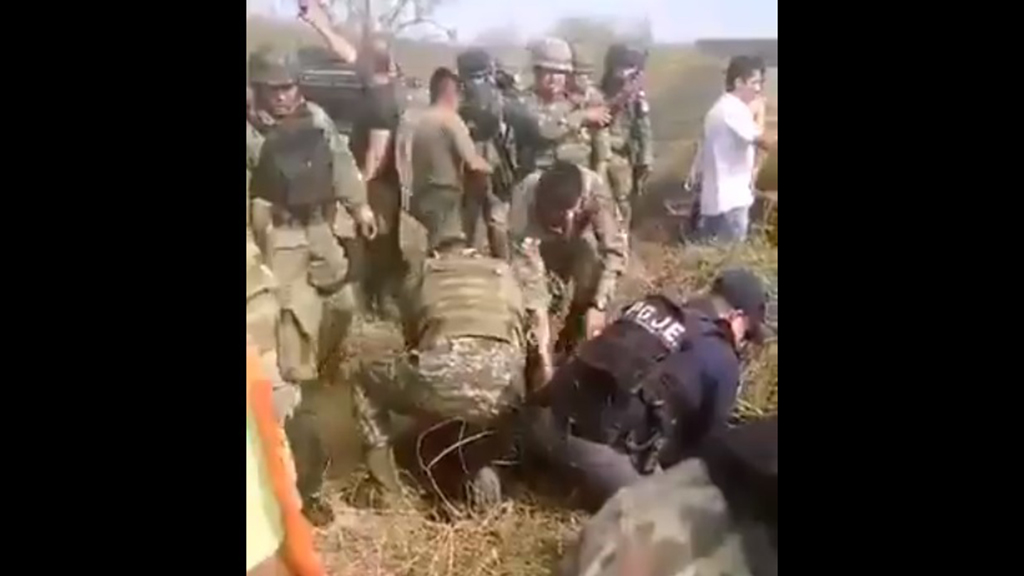 Disparo accidental provocó volcadura que mató a miembros de la Sedena y GN - miembros-de-la-sedena-aplican-rcp-a-victima-de-volcadura