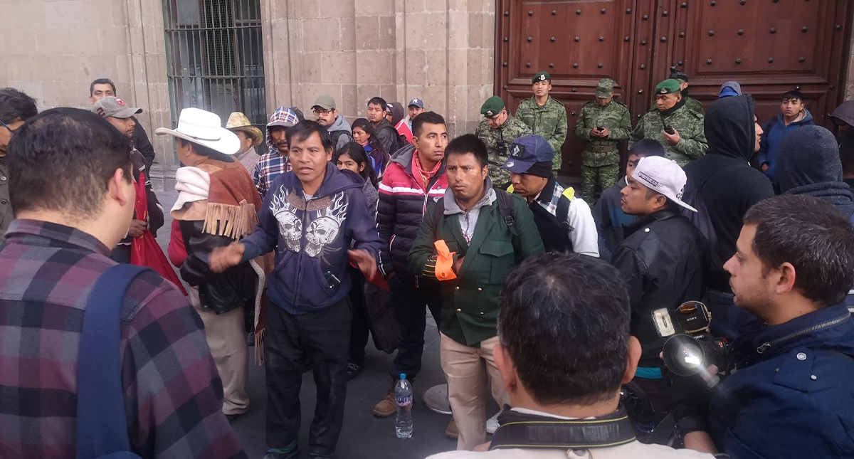 Manifestantes exigen liberación de presos políticos en Palacio Nacional - miembros-del-fpr-impidiendo-acceso-a-palacio-nacional-sobre-la-calle-de-moneda