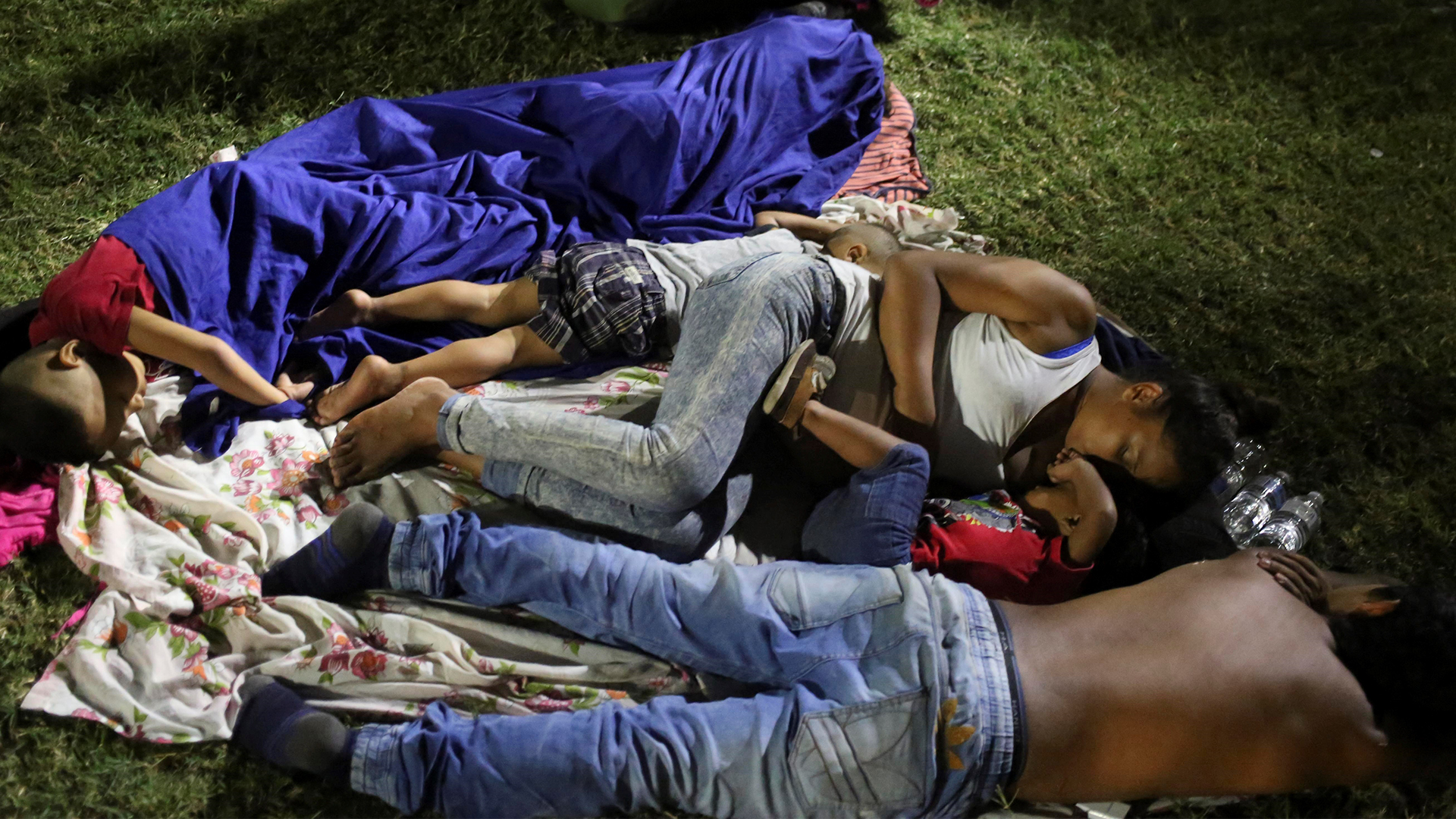 Parte de Honduras nueva caravana de migrantes - migrantes-hondurenos-duermen-en-la-central-de-transporte-de-san-pedro-sula