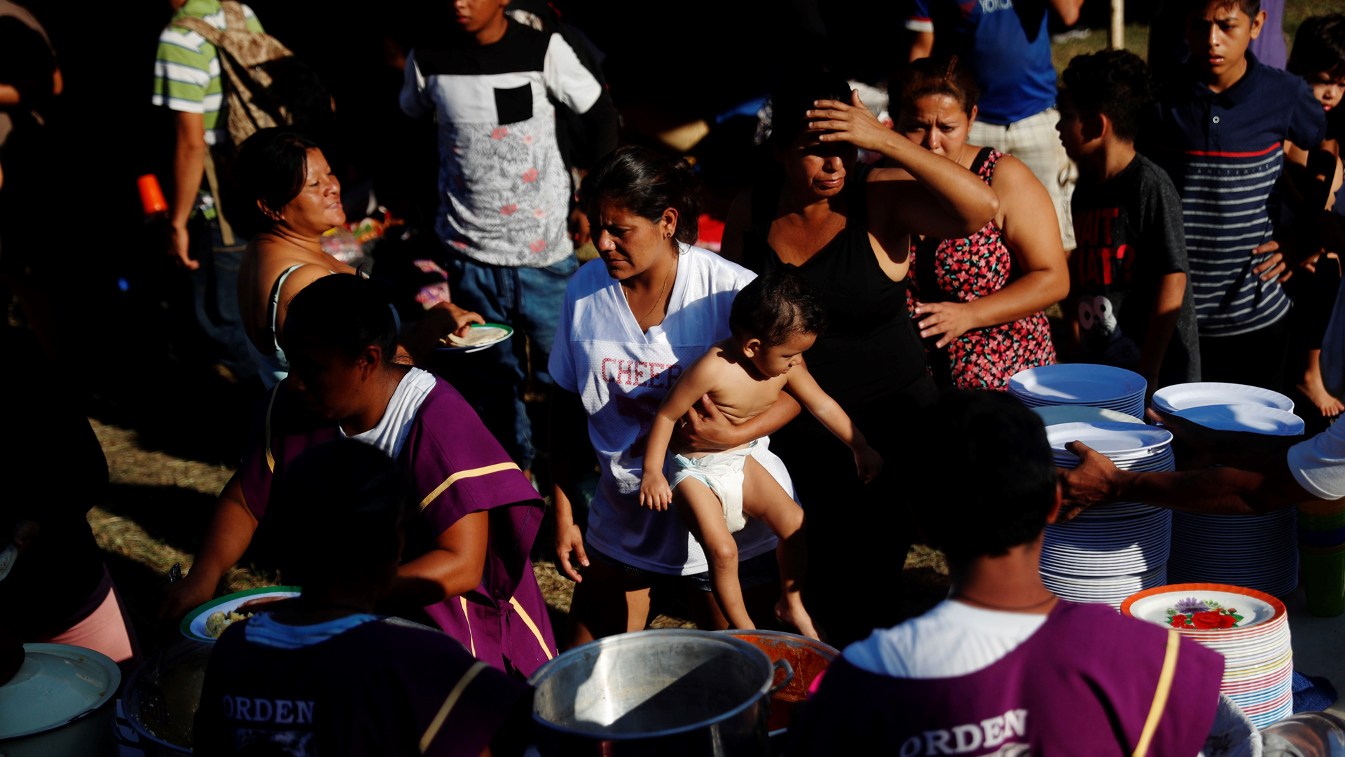 Migrantes aguardan en campamentos de Guatemala para cruzar a México