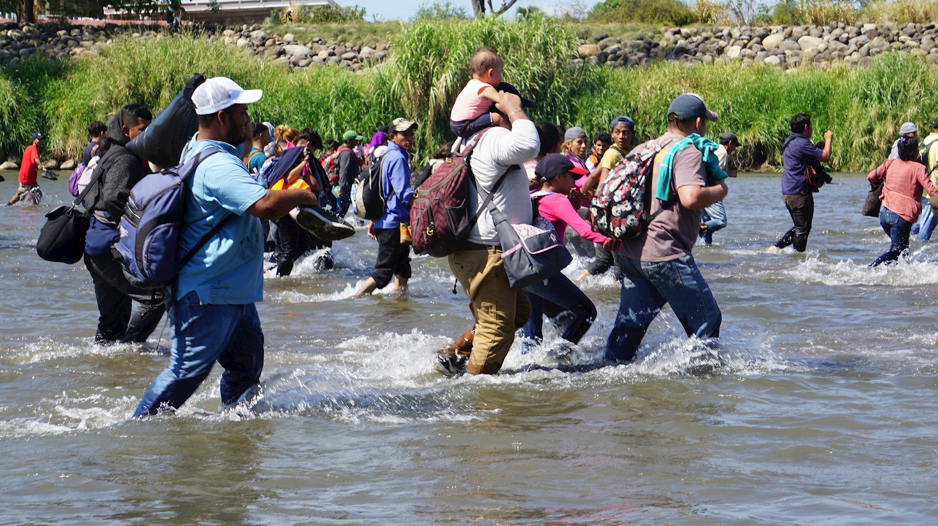 Cientos De Migrantes Cruzan En Grupo El Río Suchiate