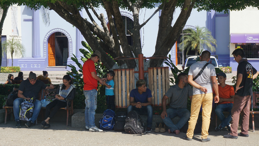 Centenares de migrantes se reúnen en la frontera entre México y Guatemala Centenares de migrantes se reúnen en la frontera entre México y Guatemala