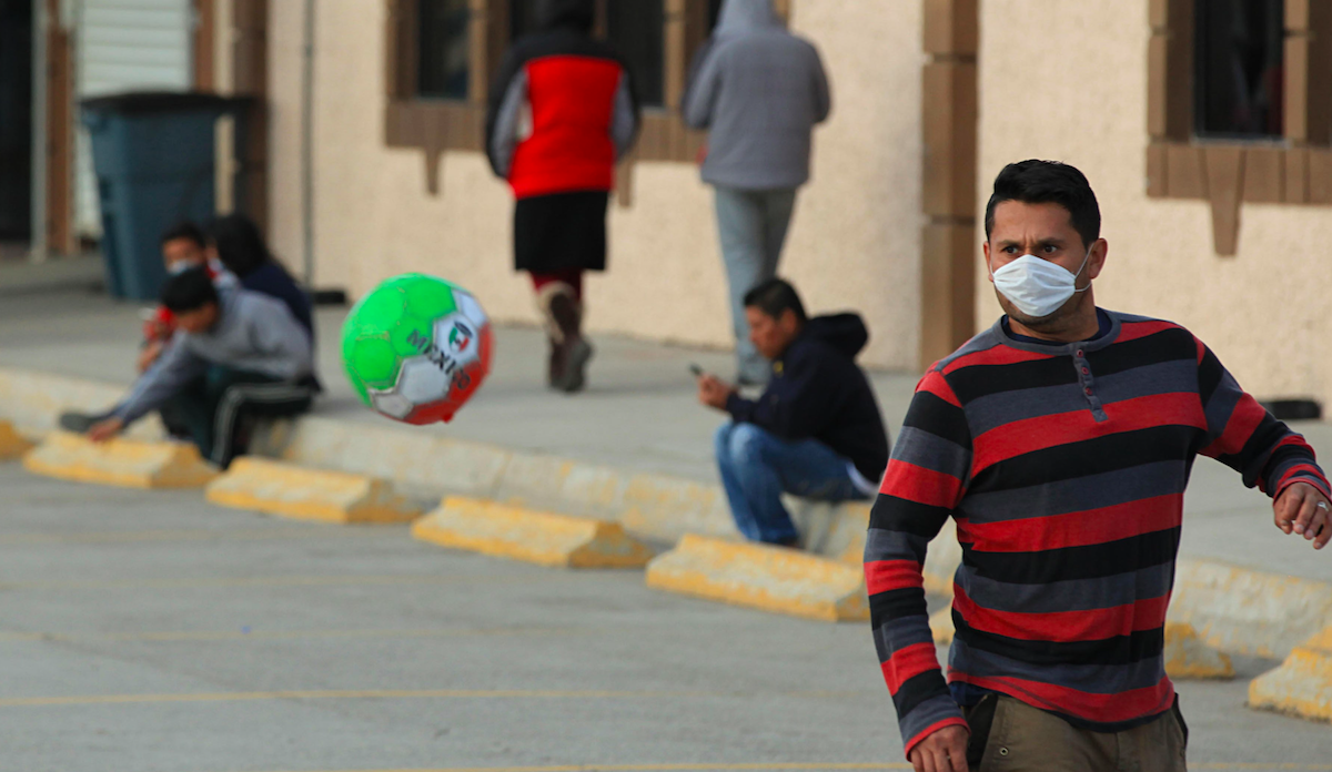 Migrantes esperan en cruces fronterizos pese a bajas temperaturas