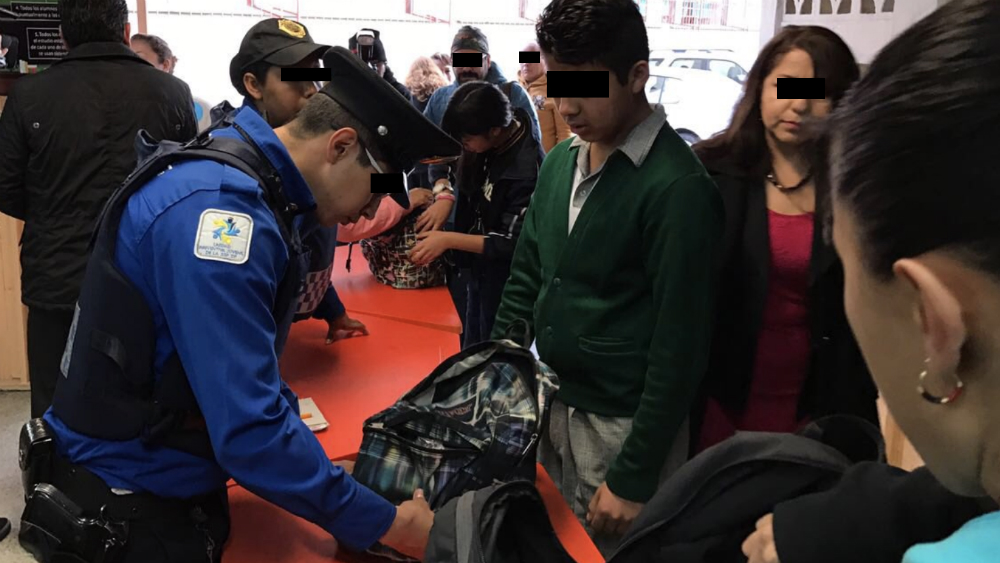 Padres deben estar atentos a lo que niños llevan en mochilas, dijo el Episcopado