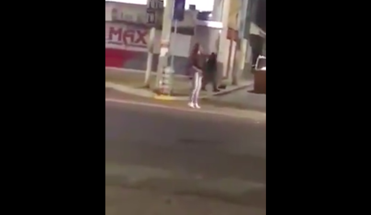 #Video Mujer roba arma larga de patrulla y dispara contra conductores