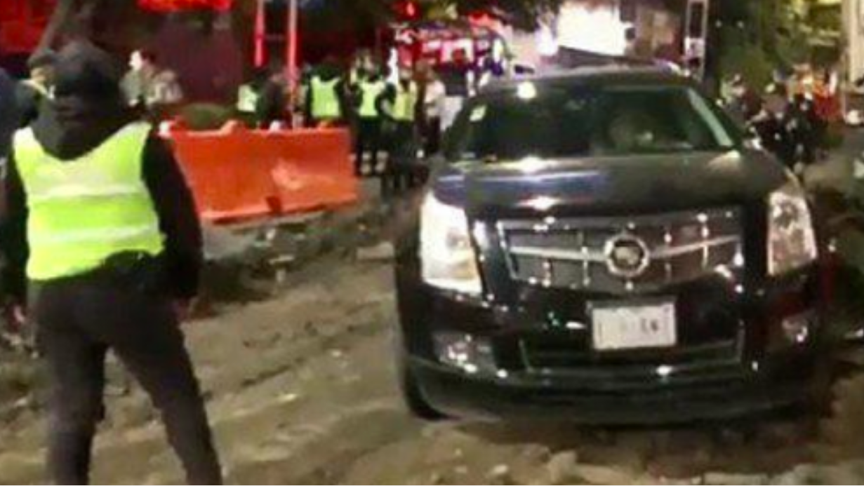 #Video Mujer ingresa en un Cadillac a obras del Metrobús como protesta