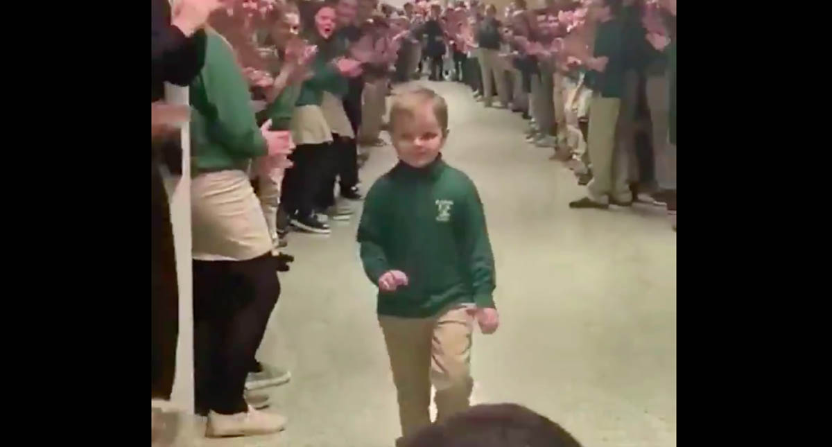 #Video Niño que venció al cáncer recibe ovación en su escuela